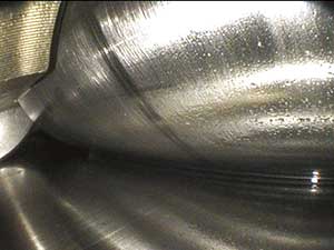 使用视频内窥镜对风力涡轮机齿轮箱的内部组件进行内窥检测。