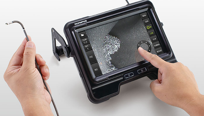 Vidéoscope IPLEX commandé par écran tactile et tube d’insertion avec embout flexible pour inspecter l’intérieur des tuyaux de traitement. 
