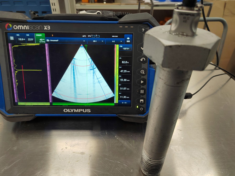 OmniScan X3 flaw detector and phased array probe on a high-strength structural bolt