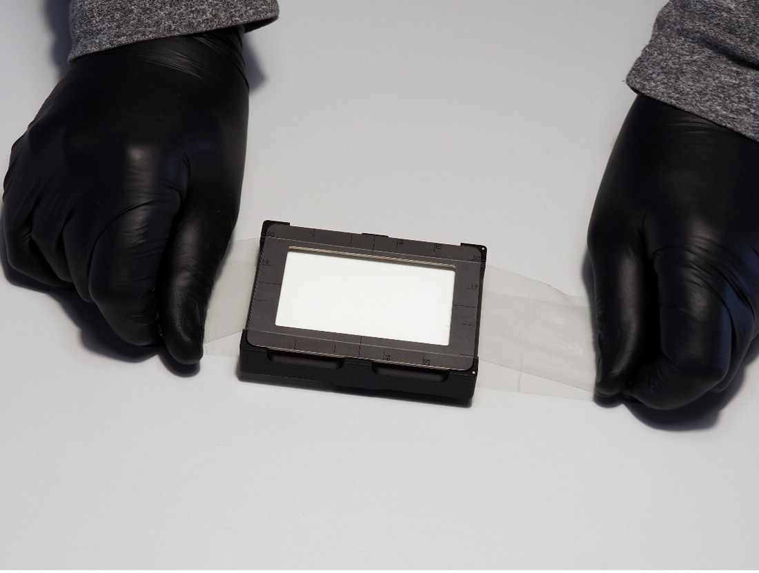 Colocación de una muestra de cinta de levantamiento en el soporte de cinta de levantamiento