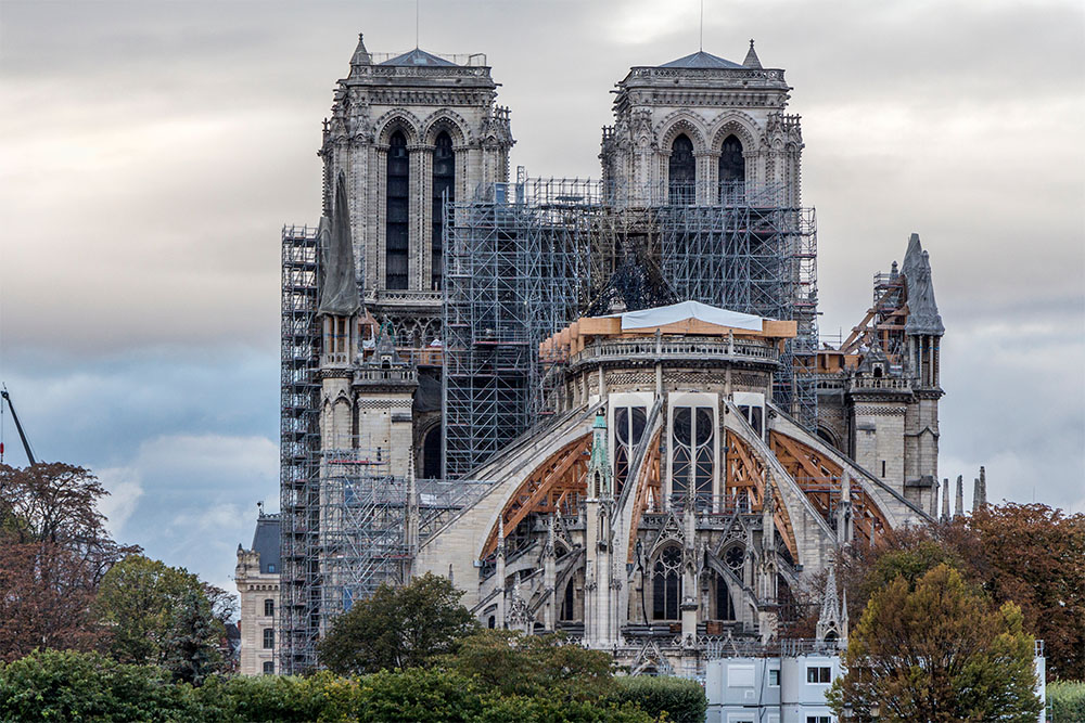 Restauração de Notre-Dame. A catedral de Notre-Dame (Paris) foi danificada por um incêndio em 15 de abril de 2019