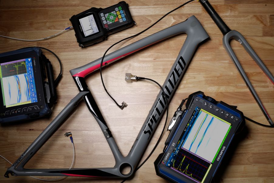 ファイバー複合材の自転車フレームと超音波探傷器