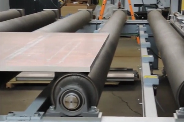 Plaque d’aluminium sur des rouleaux dans une usine de fabrication métallurgique