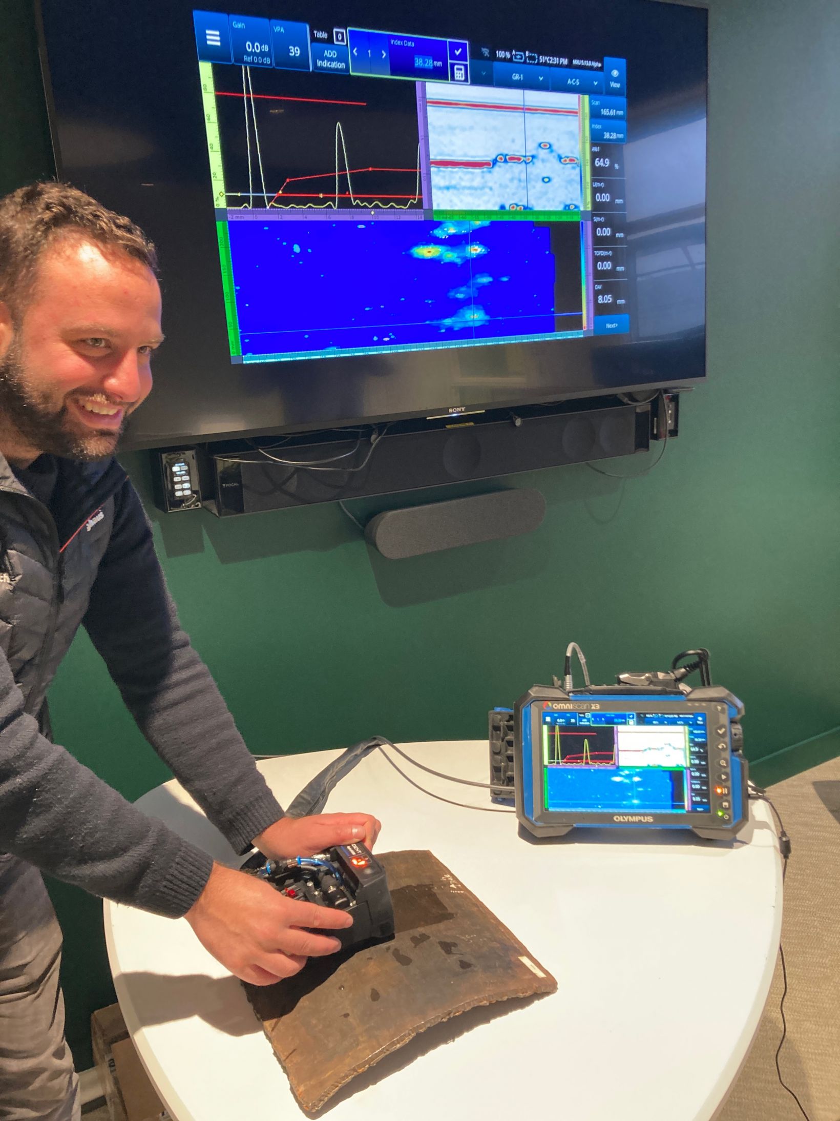 Testing the HydroFORM scanner with phased array probe on a curved metal sample using the OmniScan X3 data acquisition device