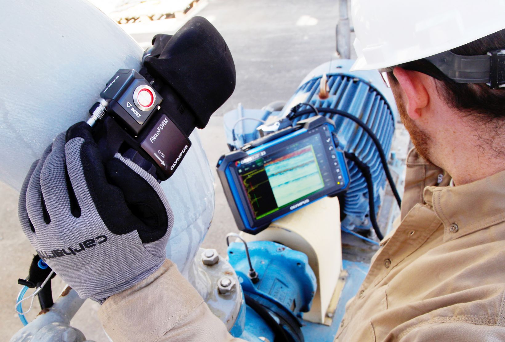 FlexoFORM ultrasonic testing scanner used by an inspector on a pipe elbow with an OmniScan X3 flaw detector