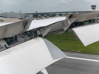 透过正降落到机场的飞机的窗户拍摄的照片，承受循环载荷的机翼的襟翼起到减缓下降速度的作用。